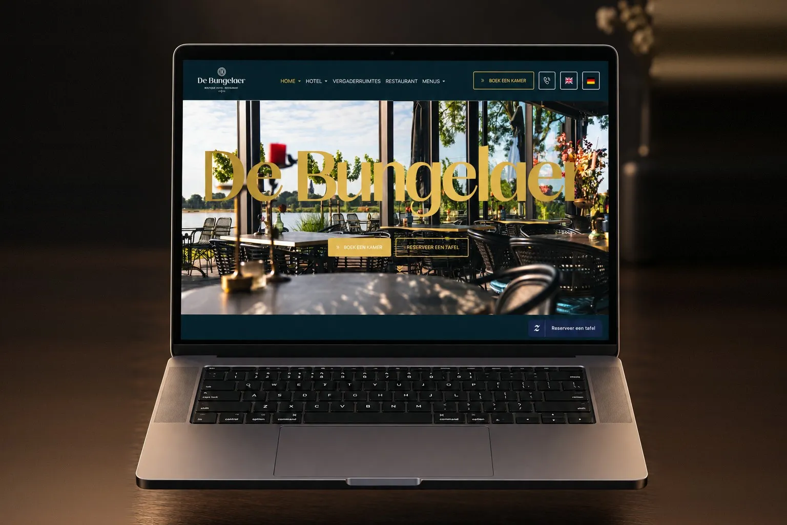 De website van Hotel De Bungelaer op een laptop, een maatwerk hospitality-site gebouwd door TopDevs en Aery