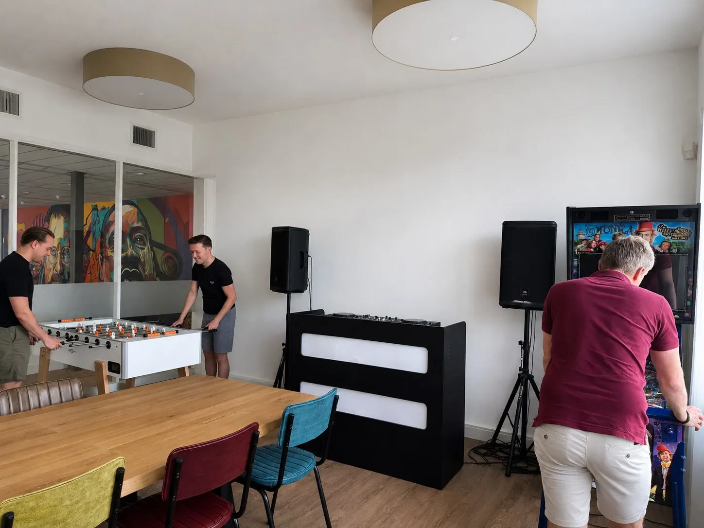 Teamleden in de kantine op kantoor
