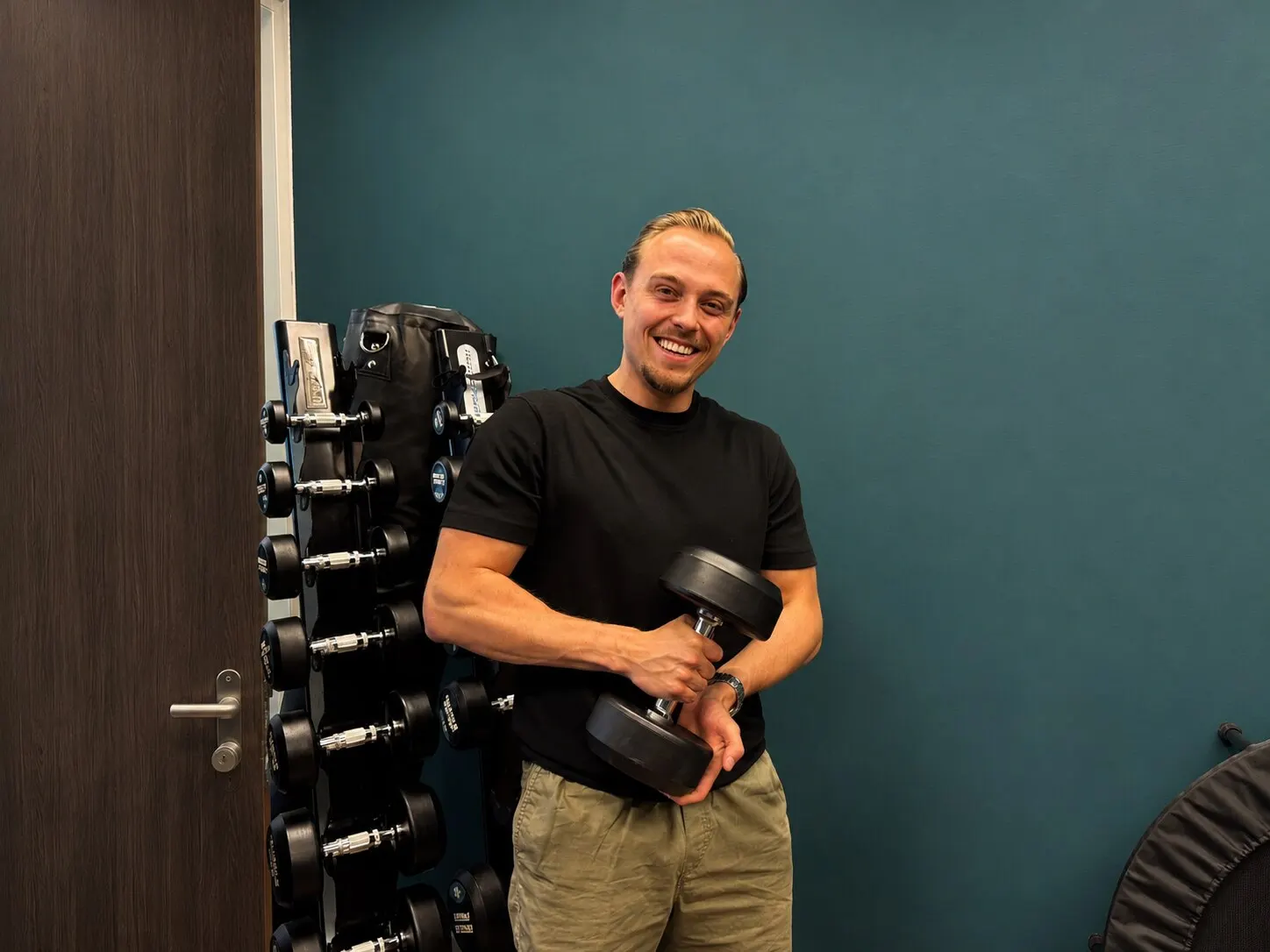 Sporten met gewichten in de kantoor-gym