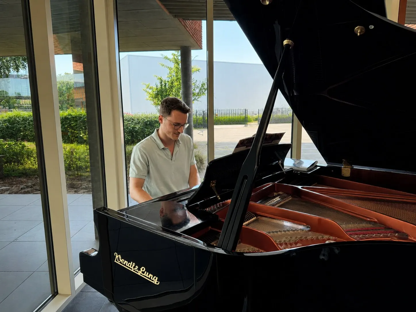 Joren speelt piano op kantoor