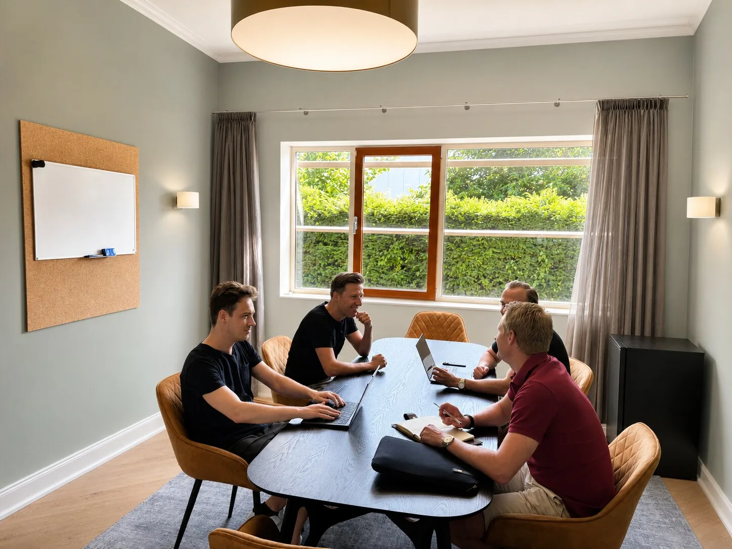 Het TopDevs-team in overleg op kantoor in Cuijk