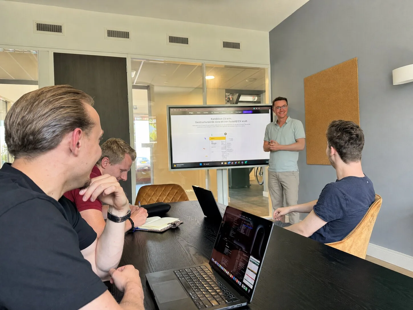 Het TopDevs-team presenteert werk op kantoor in Cuijk